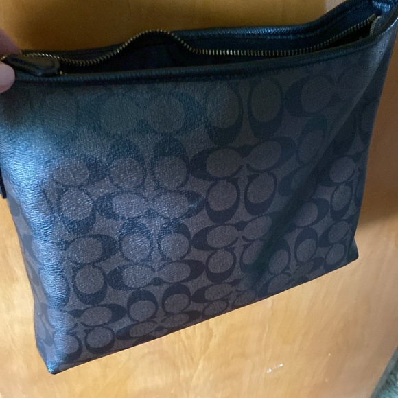 This is a gently used coach swing pack bag - Picture 4 of 7